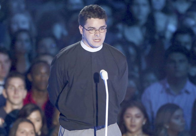 The Rev. Robert Lee, a descendant of Confederate Gen. Robert E. Lee, presents the award for best fight against the system at the MTV Video Music Awards on Aug. 27. [Associated Press]