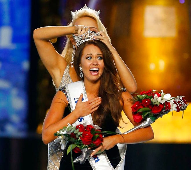 Miss North Dakota Cara Mund reacts after being named Miss America during Miss America 2018 pageant, Sunday in Atlantic City, N.J.