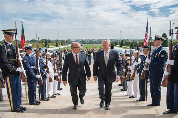 O Secretário da Defesa norte-americano Jim Mattis, à dir., recebe, com honras militares, o Ministro da Defesa português José Alberto Azeredo Lopes, no Pentágono, no passado dia 12 de Setembro.