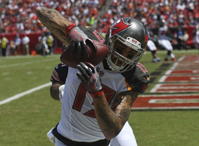 Tampa Bay Buccaneers wide receiver Mike Evans (13) catches a touchdown pass, against the Chicago Bears, Sunday, Sept. 17, 2017, in Tampa, Fla. (AP Photo/Jason Behnken)