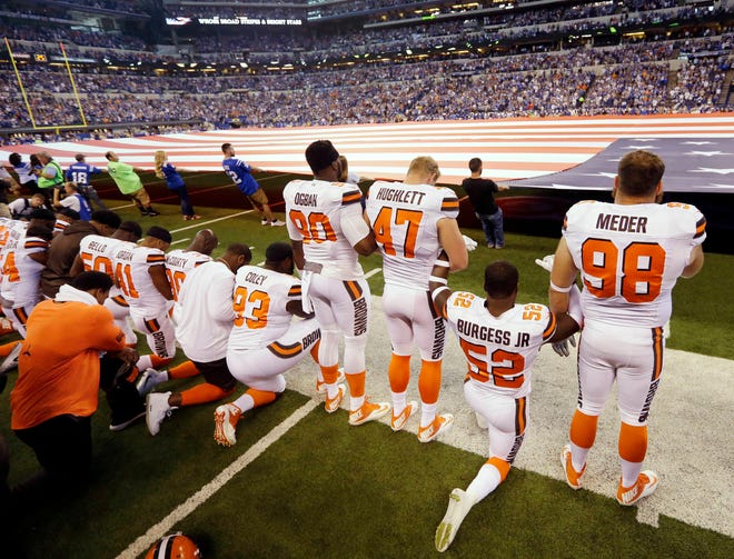 Varios jugadores de los Browns de Cleveland se arrodillan al escuchar el himno nacional de Estados Unidos en un partido de la NFL ante los Colts de Indianápolis, el domngo 24 de septiembre de 2017 (AP Foto/Michael Conroy, archivo)