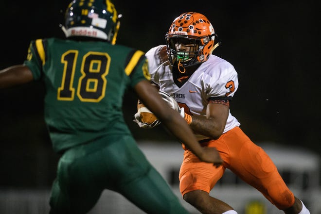 South View's Tyrese Byrd scored the game-winning touchdown on a 22-yard run with 15.1 seconds remaining in Friday's 36-31 win over Pine Forest. [ANDREW CRAFT/THE FAYETTEVILLE OBSERVER]