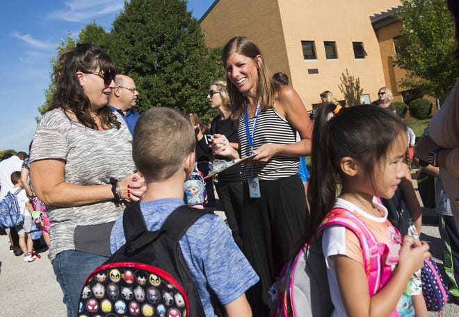 A teacher chats with students at Kendall Elementary School in Naperville in 2016. College and universities are trying to figure out how to attract more students into the education profession to reduce the nationwide teacher shortage. [Mike Mantucca/Chicago Tribune/TNS]