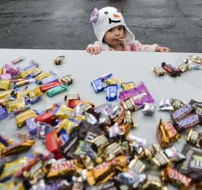 Peoria Trick-or-treater and candy in 2014. Photo by Ron Johnson, Peoria Journal Star.