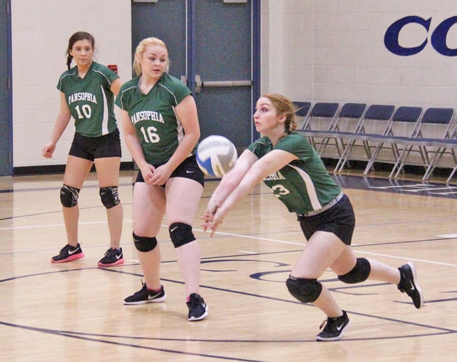 Pansophia’s Emily Peavey (23) goes down low for a dig while teammates Erika Bates (16) and Bailey Fee (10) look on in district action. MATTHEW LOUNSBERRY PHOTO
