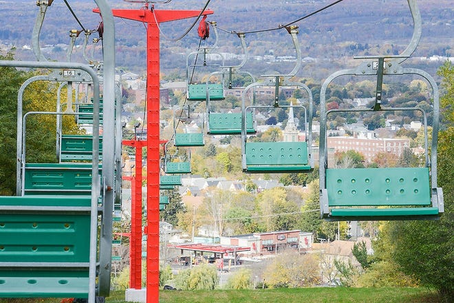 A view of the Val Bialas ski lift from the top of Master Garden Road in Utica. Mark Ford, who operates the ski center, is stepping away from the city-owned facility in December because of the difficulty keeping it open due to the lack of snow. [ALEX COOPER/OBSERVER-DISPATCH]