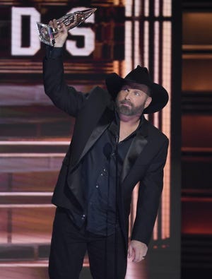 Garth Brooks accepts the award for entertainer of the year at the 51st annual CMA Awards at the Bridgestone Arena on Wednesday, Nov. 8, 2017, in Nashville, Tenn. AP photo