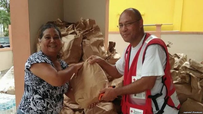 O ativista cabo-verdiano Carlos Spinola, residente em Rhode Island, (à dir.) deslocou-se a Porto Rico entre 23 de Outubro e 12 de Novembro para ajudar nos esforços de recuperação após o Furacão Maria.