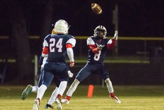 Terry Sanford's Dante Bowlding catches the ball. [Raul F. Rubiera/The Fayetteville Observer]