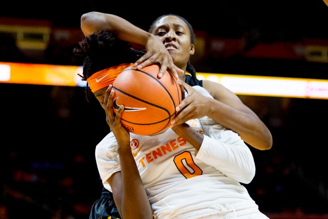 Tennessee's Rennia Davis (0) goes for a layup as Wichita State's Rangie Bessard (35) blocks her shot in Knoxville, Tennessee, on Nov. 20. [AP PHOTO]