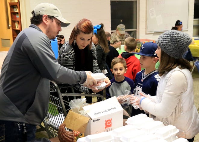 Michael Williams, from left, Megan Williams, Peyton Williams, 6, Bradon Gann, 8, and Makaila Williams, 10, load up on slices of pies to pass out Thrusday, Nov. 23, 2017, to the guests at the annual Salvation Army Thanksgiving dinner. [JAMIE MITCHELL/TIMES RECORD]