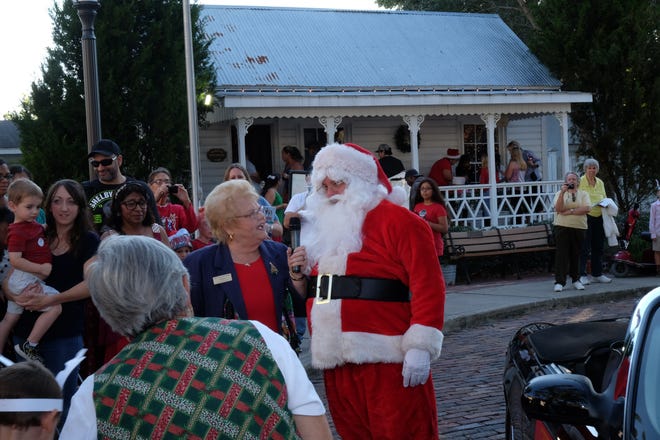 Palmetto Mayor Shirley Bryant welcomes Santa to Palmetto’s Christmas in the Park. [Courtesy photo]