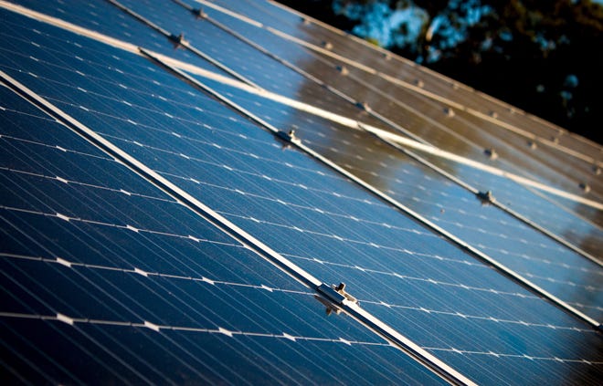 Solar panels. (Stock photo from pixabay.com)