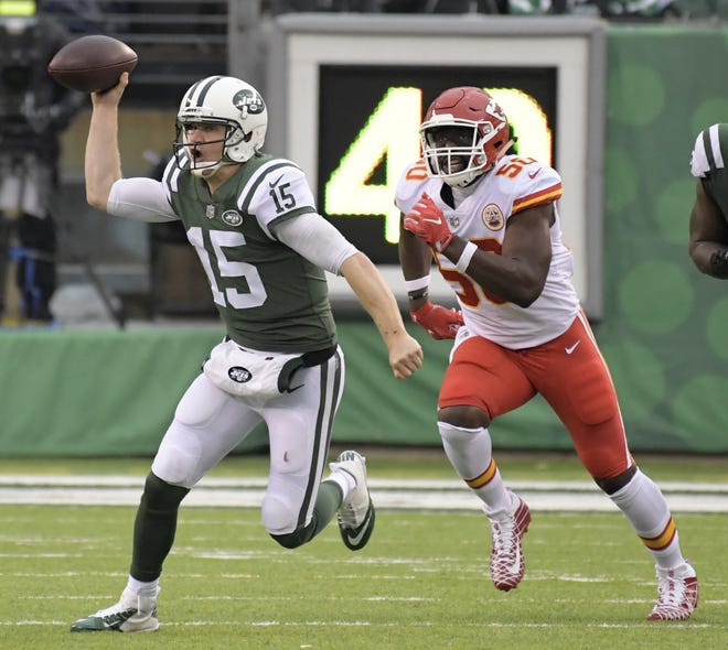 New York Jets' Josh McCown, left, runs from Kansas City Chiefs' Justin Houston. The Jets won 38-31 on Sunday. [AP Photo/Bill Kostroun]