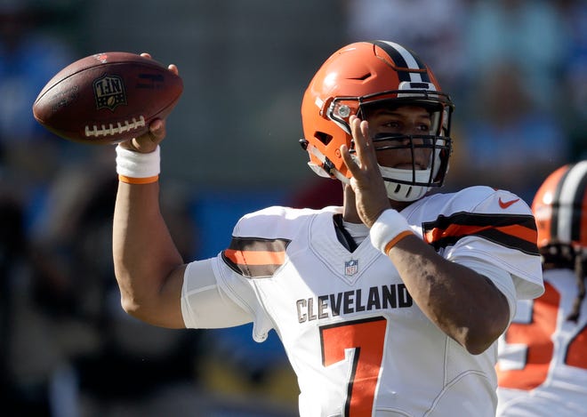 Cleveland Browns quarterback DeShone Kizer passes against the Los Angeles Chargers Sunday in Carson, Calif. (AP Photo/Jae C. Hong)
