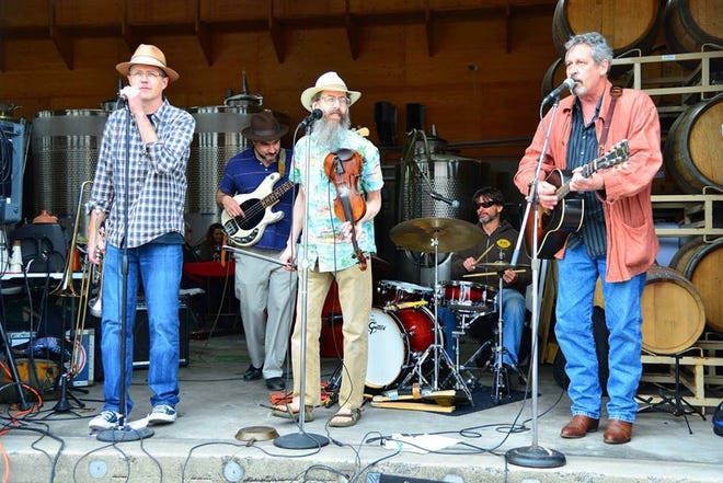 The Jethros in concert this spring at Running Brook Vineyards. [Photo by Brian Rapoza]