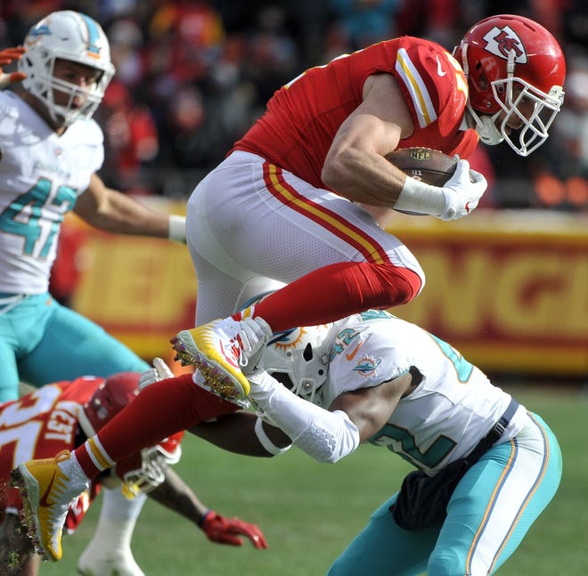 Kansas City Chiefs tight end Travis Kelce (87) attempts to vault over Miami Dolphins cornerback Alterraun Verner (42) during the first half Sunday in Kansas City, Mo. [THE ASSOCIATED PRESS]