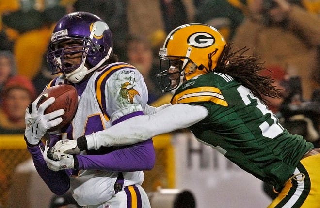 Minnesota Vikings receiver Randy Moss catches a touchdown pass in front of Green Bay Packers cornerback Al Harris in a 2005 NFC wild-card playoff football game in Green Bay, Wis. (AP Photo/Andy Manis, File)