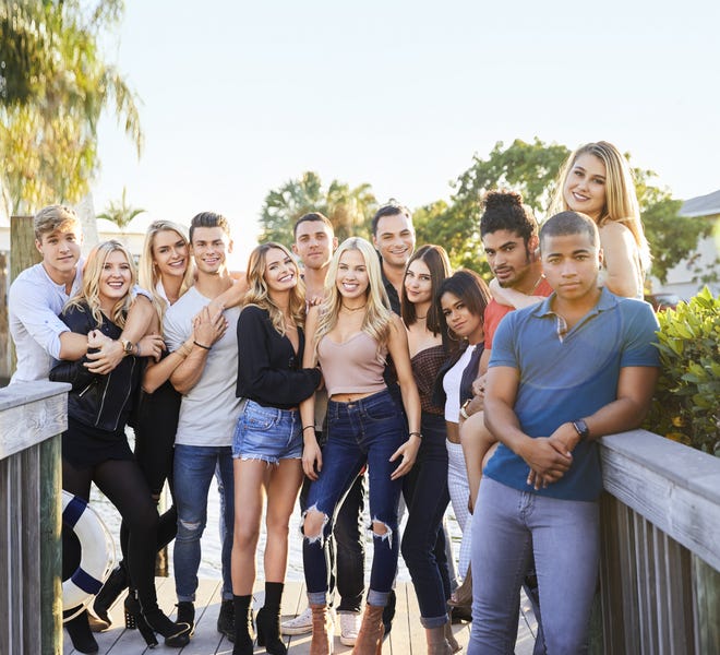 New arrivals included in cast photo for "Siesta Key" episodes that start airing Jan. 15, 2018, on MTV. [Courtesy photo MTV]