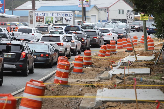 Cars line up as they wait for the light at Beal Parkway and the Mary Esther Cutoff to change during the lunch hour rush. Construction has started on widening the lanes entering the intesection. [MICHAEL SNYDER/DAILY NEWS]