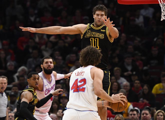 Los Angeles Lakers center Brook Lopez (11) defends against Chicago Bulls center Robin Lopez (42) during the first half the game Friday, Jan. 26, 2018, in Chicago. [MATT MARTON/THE ASSOCIATED PRESS]