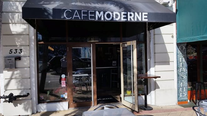 Café Moderne’s dining room feels like a contemporary art gallery. Art lines the white walls, and the d cor is crisp.