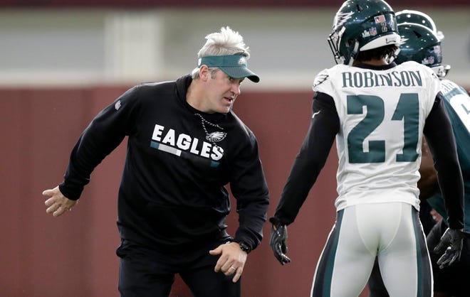 Philadelphia Eagles head coach Doug Pederson (left) works with his players during Thursday’s practice for Super Bowl LII. (Eric Gay/AP Photo)