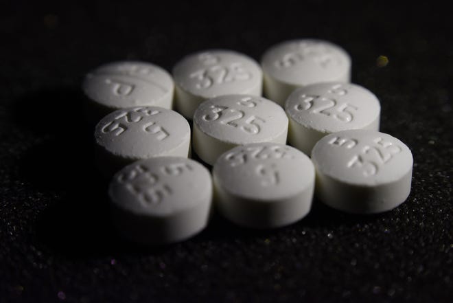This Aug. 15, 2017 photo shows an arrangement of pills of the opioid oxycodone-acetaminophen in New York. Legislation aimed at fighting opioid abuse in Florida has raised concerns among doctors over provisions to impose limits as short as three days for prescriptions of the potentially addictive painkillers. [PATRICK SISON / ASSOCIATED PRESS]