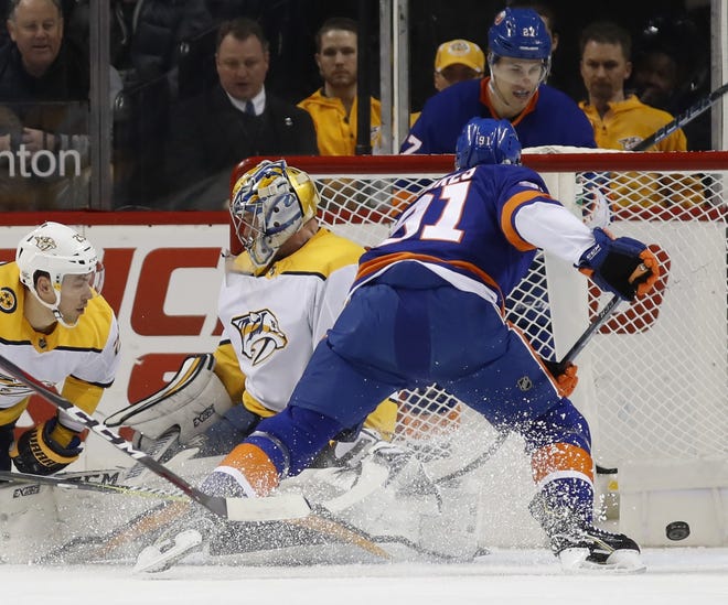 Islanders' John Tavares (91) scores on Predators goaltender Pekka Rinne in the first period. [THE ASSOCIATED PRESS]