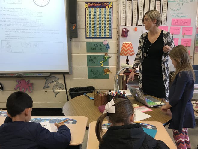 Boiling Springs Elementary School teacher Dixie Shields works with her students on math problems. Her classroom would be one of the many across the state affected by class size change. [Joyce Orlando/The Star]