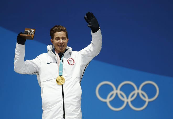 Men's halfpipe gold medalist Shaun White, of the United States, smiles during the medals ceremony at the 2018 Winter Olympics in Pyeongchang, South Korea on Feb. 14, 2018. [The Associated Press / Patrick Semansky]