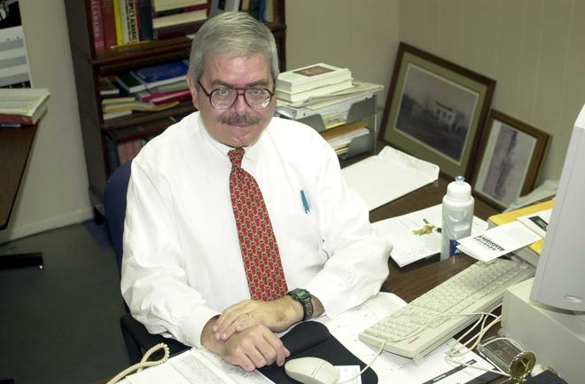 Managing Editor Ben Windham in his office in the Tuscaloosa News building, then on Sixth Street, in January 1999. [Staff file photo]