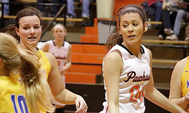Pawhuska's Kaiti Moen (00) scored 4 points against Hulbert and 5 points against Hominy in the Class 2A regionals.