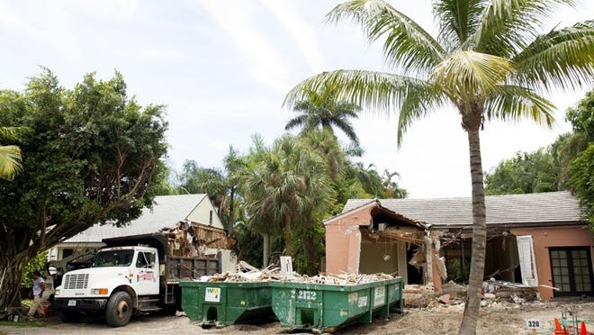 Walt’s Bobcat Inc. razes two homes, 316 and 320 Seabreeze Avenue, in July in Palm Beach. (Meghan McCarthy/ Daily News File Photo)