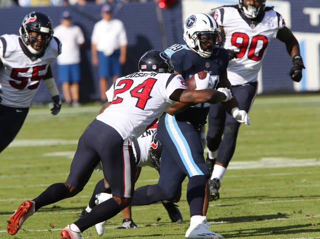 The Tennessee Titans have informed DeMarco Murray (29) of their plans to release the veteran running back. Murray rushed for 659 yards and six touchdowns while battling injuries in 2017, after leading the AFC with 1,287 rushing yards in 2016. (File photo by correspondent Rob Fleming)