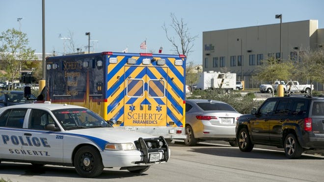 Una ambulancia llega a las instalaciones de FedEx en Schertz, al noreste de San Antonio, donde explotó una bomba el martes 20 de marzo de 2018. JAY JANNER / ¡AHORA SÍ!