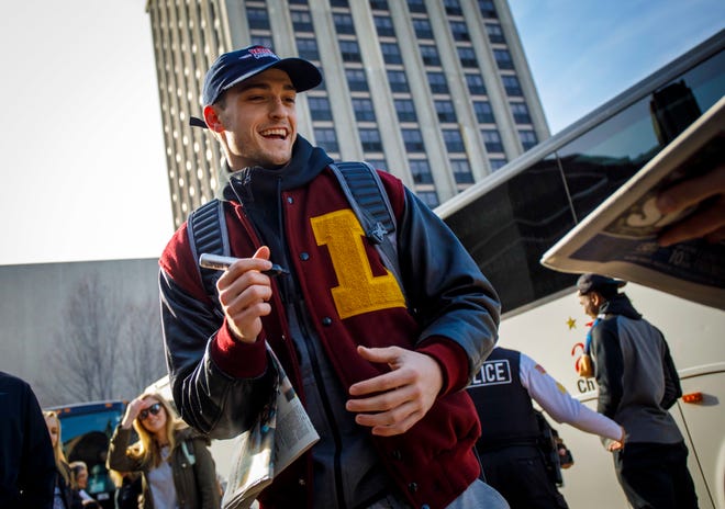 Loyola guard Clayton Custer signs autographs as fans welcome the Ramblers back to campus on Sunday, March 18, 2018, in Chicago, after the team advanced to the Sweet 16 of the NCAA Tournament in their first appearance since 1985. (Brian Cassella/Chicago Tribune via AP)