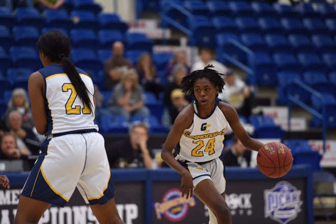 Gulf Coast's Shayla Bennett (24) scored 28 points in the Lady Commodores' 79-65 victory over Seward County (Kan.) in Thursday's quarterfinal game of the NJCAA Division I Women's Basketball National Championship in Lubbock, Tex. [JOE MORALE/RAPID SHOTZ PHOTOGRAPHY]