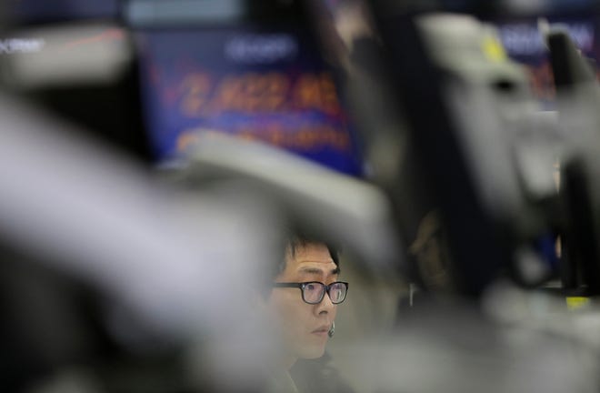 A currency trader watches the computer monitors at the foreign exchange dealing room in Seoul, South Korea, Thursday, April 5, 2018. Asian stock markets are recouping the previous day’s losses to trade higher as earlier fears of trade conflicts between the world’s two largest economies dissipated on signs of dialogue. (AP Photo/Lee Jin-man)
