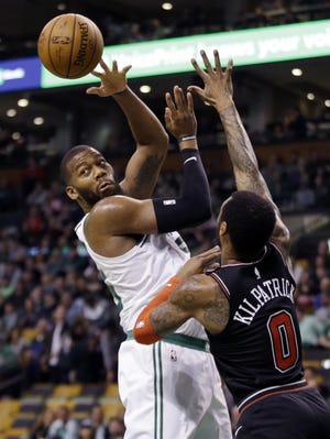 Boston Celtics center Greg Monroe, left, passes the ball under pressure from Chicago Bulls guard Sean Kilpatrick (0) in the first half of the game, Friday, April 6, 2018, in Boston. [ELISE AMENDOLA/THE ASSOCIATED PRESS]
