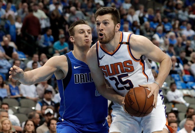 Dallas Mavericks' Kyle Collinsworth (8) defends as Phoenix Suns forward Alec Peters (25) drives to the basket for a shot in the second half of a NBA basketball game in Dallas, Tuesday, April 10, 2018. (AP Photo/Tony Gutierrez)