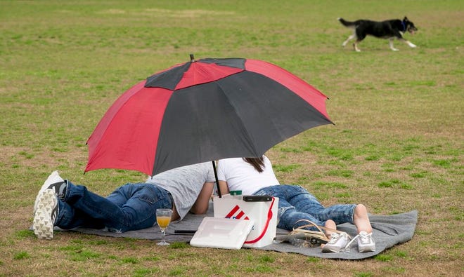 Odenir and Lind Paz have a picnic on the Great Lawn at Zilker Park Friday February 15, 2019, on an afternoon that saw a record high temperature. [JAY JANNER/AMERICAN-STATESMAN]