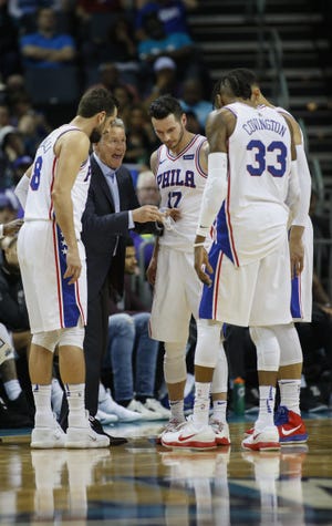 (File) Sixers coach Brett Brown talks to his team during a timeout in an April 1 road win over the Hornets. [NELL REDMOND/ASSOCIATED PRESS FILE PHOTO]
