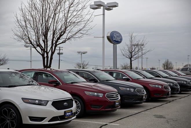 2017 Ford Taurus vehicles on display at the Sutton Ford Lincoln car dealership in Matteson, Illinois. [Bloomberg / Daniel Acker]