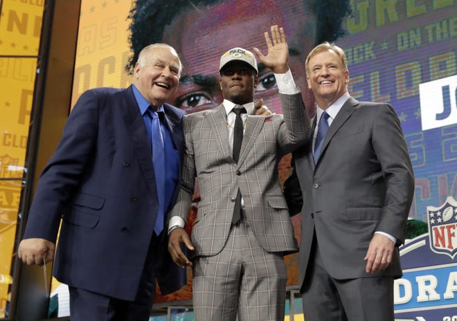 Former Green Bay Packers player Jerry Kramer, left, and NFL Commissioner Roger Goodell, right, pose with Iowa's Josh Jackson after Jackson was selected by the Packers during the second round of the football league's draft Friday, April 27, 2018, in Arlington, Texas. [ERIC GAY/THE ASSOCIATED PRESS]