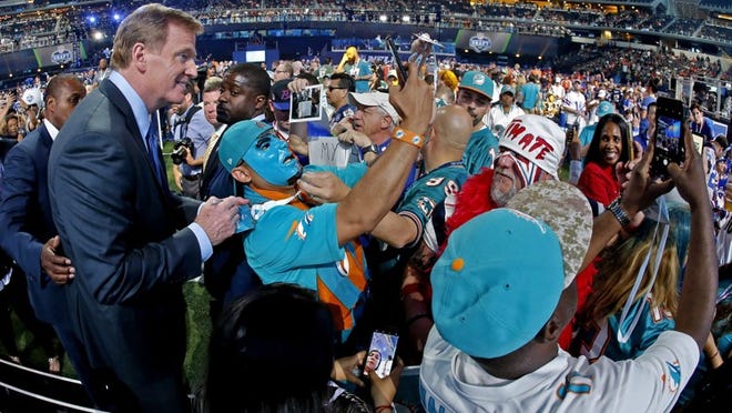 NFL Commissioner Roger Goodell poses for selfies and signs autographs between draft picks in the third round of the NFL Draft at AT&T Stadium in Arlington, Texas, on Thursday, April 27, 2018. (Paul Moseley/Fort Worth Star-Telegram/TNS)