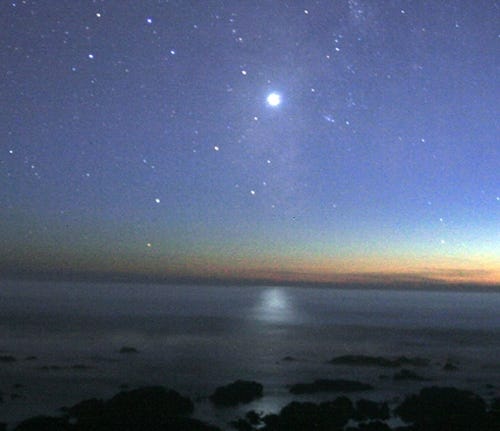 Venus, the “Evening Star,” reflecting off the Pacific Ocean on November 1, 2008.



[Brocken Inaglory/Wikimedia Commons ]