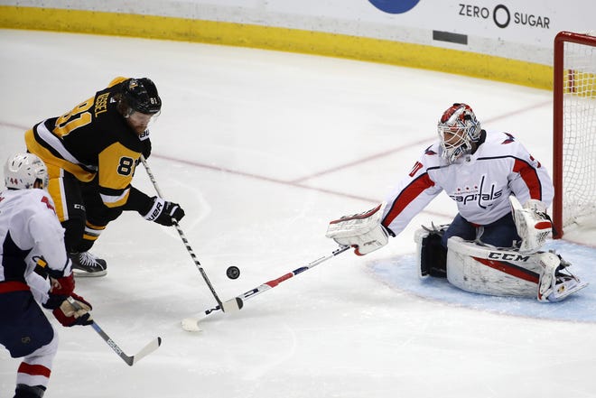 Washington Capitals goaltender Braden Holtby, right, poke checks Pittsburgh Penguins' Phil Kessel (81) during the first period of Game 6 in the NHL playoffs in Pittsburgh. [AP PHOTO/GENE J. PUSKAR]