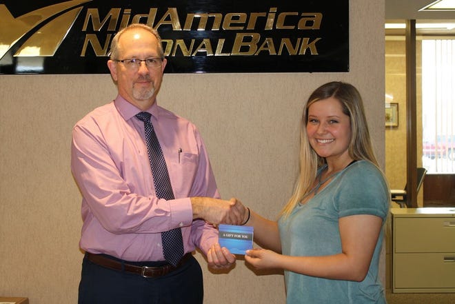 The May Technical Student of the Month is Jordain Engle. She is the daughter of Jennie Abbott of Canton.
Jordain is pictured with Mr. Jeff Strode, Vice President and Commercial/ Ag Loan Officer at MidAmerica National Bank.
