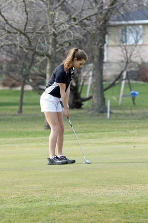 Kaitlyn Rahfeldt gets set to putt on hole 1. Photo by Peg Patterson
